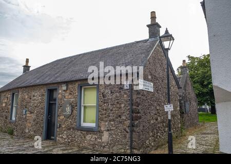 Irvine, Schottland, UK - 12. Juli 2020: Blick entlang Glasgow vennel Irvine an die Seite des alten Heckling-Haus, wo Robert arbeitete und lernte die TR Stockfoto