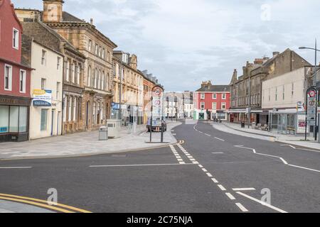 Irvine, Schottland, Großbritannien - 12. Juli 2020: Blick auf die High Street Irvine in Richtung Stadtzentrum und Bezirk. Stockfoto