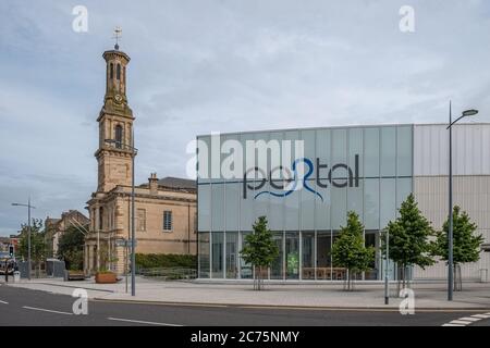 Irvine, Schottland, UK - 12. Juli 2020: Blick auf die High Street Irvine zum neuen Gebäude Portal Center und dem Irvine Town Hall in der Nähe. Stockfoto