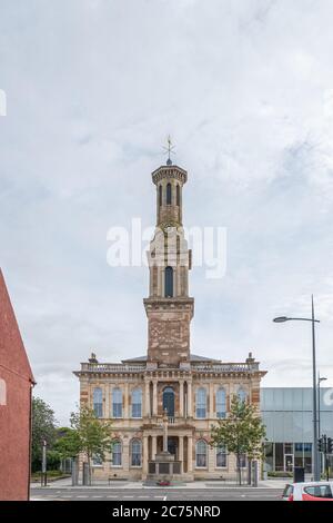 Irvine, Schottland, Großbritannien - 12. Juli 2020: Irvine's altes Rathaus und Mauthäuschen diente einst als die Städte Gefängnis und Stadthaus Anfang des 18. Jahrhunderts und Form Stockfoto