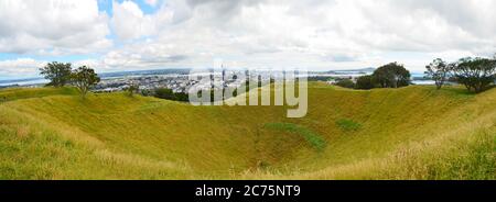Wohlhabende Wohngebiete Mount Eden wird von einem vulkanischen Gipfel Maungawau dominiert, mit Wander- und Joggingwegen, die zu einem Blick über die stadt auckland führen. Stockfoto
