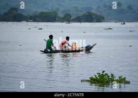 Kamrup, Indien. Juli 2020. Dorfbewohner benutzt ein Landboot, um am Dienstag, den 14. Juli 2020, über eine überflutete Lokalität im Kamrup-Distrikt von Assam in Indien zu fahren. Berichten zufolge sind 3.5 Millionen Menschen von Überschwemmungen betroffen. Quelle: David Talukdar/Alamy Live News Stockfoto