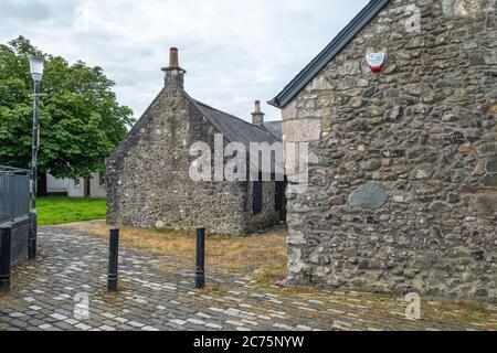 Irvine, Schottland, Großbritannien - 12. Juli 2020: Blick entlang Glasgow vennel Irvine an der Seite des alten Heckling Haus oder Geschäft, wo Robert Arbeit gelernt Stockfoto