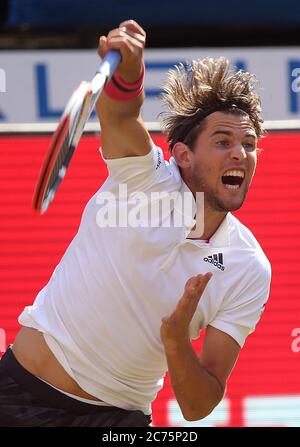 Berlin, Deutschland. Juli 2020. Einladungswettbewerb 'bett1aces' für Damen und Herren im Steffi Graf Stadion. Männer, Einzel, Halbfinale, Dominic Thiem (Österreich) - Jannik Sinner (Italien). Der mächtige Dominic Thiem dient dem Ball. Quelle: Wolfgang Kumm/dpa/Alamy Live News Stockfoto