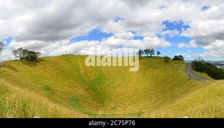 Wohlhabende Wohngebiete Mount Eden wird von einem vulkanischen Gipfel Maungawau dominiert, mit Wander- und Joggingwegen, die zu einem Blick über die stadt auckland führen. Stockfoto