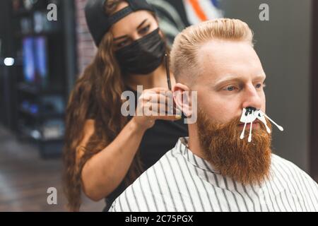 Entfernen von Haaren aus der Nase mit Wachs in Friseurladen, männliche Schönheit und Pflege-Konzept Stockfoto