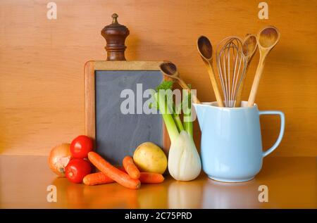 Küchengeräte, Gemüse, Tafel für Rezepte, kostenloser Kopierplatz Stockfoto