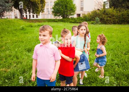 Die Kinder lernen, ihrer Reihe zu folgen Stockfoto