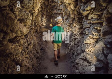 Boy Tourist in Chua TU Van Tempel aus Muscheln und Korallen oder dem Drachen Labyrinth. Reise nach Vietnam Konzept. Reisen mit Kindern Konzept Stockfoto