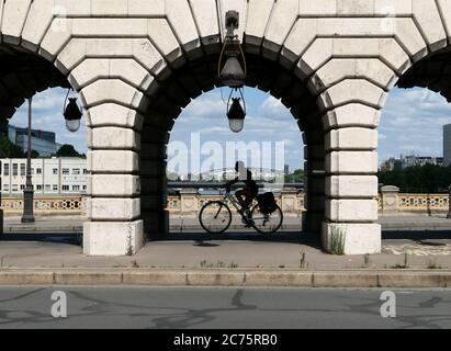 Paris, Frankreich. Juli 11. 2020. Silhouette eines Radfahrers, der unter der Bercy-Brücke vorbeifährt. Stockfoto