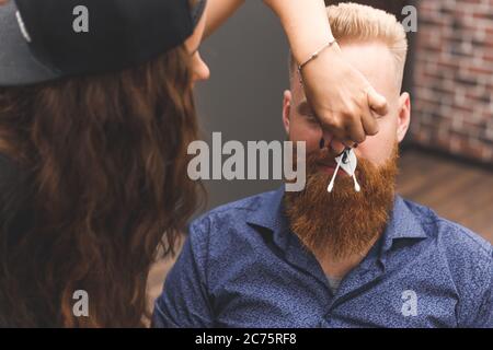 Entfernen von Haaren aus der Nase mit Wachs in Friseurladen, männliche Schönheit und Pflege-Konzept Stockfoto