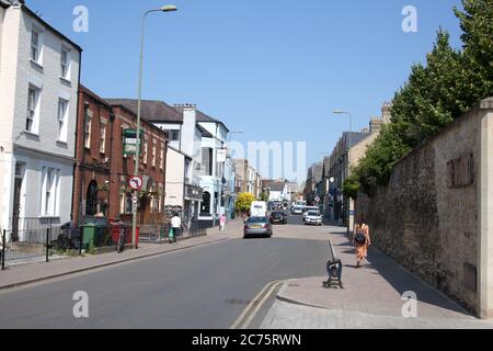 Blick auf Geschäfte und Häuser in der Walton Street, Jericho in Oxford in Großbritannien Stockfoto