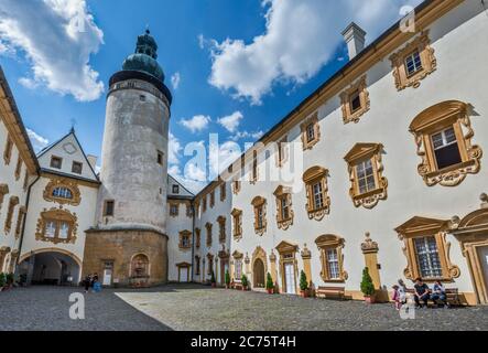 Hof auf der Burg Lemberk, in der Nähe der Stadt Jablonné V Podještědí, Lausitzer Gebirge, Böhmen, Region Liberec, Tschechische Republik Stockfoto