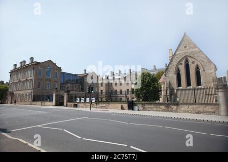 Das ehemalige Radcliffe Infirmary ist jetzt das Radcliffe Observatory Quarter an der Woodstock Road in Oxford in Großbritannien Stockfoto