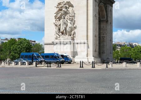 Paris 06 Juni 2020 Fahrzeuge des Gendarms für die Überwachung von touristischen Standorten geparkt. Polizeigruppe und Demonstration in der Nähe historischer Denkmäler. Stockfoto