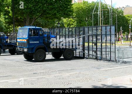 Paris, Frankreich. Juni 06. 2020. Fahrzeuge der Gendarmerie geparkt für die Überwachung von touristischen Standorten. Polizeigruppe und Demonstration in der Nähe Stockfoto