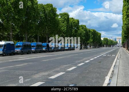 Paris 06 Juni 2020 Fahrzeuge des Gendarms für die Überwachung von touristischen Standorten geparkt. Polizeigruppe und Demonstration in der Nähe historischer Denkmäler. Stockfoto