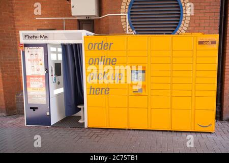 Ein Photo Me Stand und ein Amazon locker Point in Oxford in Großbritannien Stockfoto