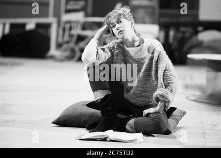 Helen Mirren (Moll Cutportemet) Proben DAS BRÜLLENDE MÄDCHEN von Thomas Middleton & Thomas Dekker in der Royal Shakespeare Company (RSC), Royal Shakespeare Theatre, Stratford-upon-Avon, England 12/1982 Design: Chris Dyer Beleuchtung: Leo Leibovici Regie: Barry Kyle Stockfoto