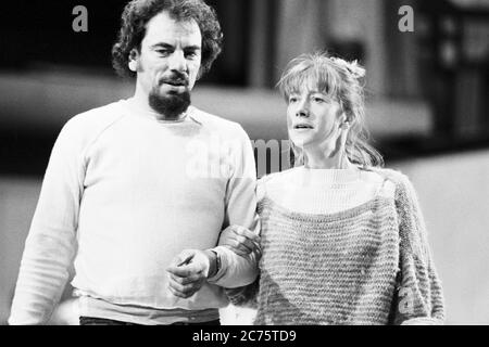 Alun Armstrong (Falltür), Helen Mirren (Moll Cutportemet) Proben DES BRÜLLENDEN MÄDCHENS von Thomas Middleton & Thomas Dekker in der Royal Shakespeare Company (RSC), Royal Shakespeare Theatre, Stratford-upon-Avon, England 12/1982 Design: Chris Dyer Beleuchtung: Leo Leibovici Regie: Barry Kyle Stockfoto