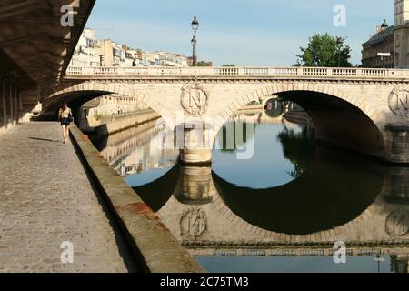 Blick auf die Saint Michel Brücke in Paris mit seiner. Gerichtsgebäude im Hintergrund. Perspektive der Docks in einem Touristenviertel. Stockfoto