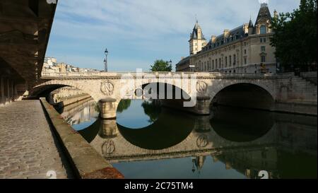 Blick auf die Saint Michel Brücke in Paris mit seiner. Gerichtsgebäude im Hintergrund. Perspektive der Docks in einem Touristenviertel. Stockfoto