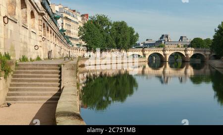 Blick auf die Saint Michel Brücke in Paris mit seiner. Gerichtsgebäude im Hintergrund. Perspektive der Docks in einem Touristenviertel. Stockfoto