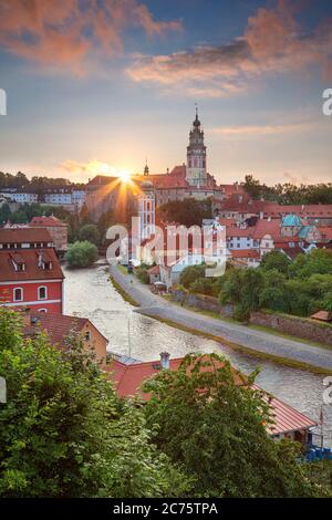 Cesky Krumlov. Antenne Stadtbild Bild von Cesky Krumlov, Tschechische Republik im Sommer Sonnenuntergang. Stockfoto