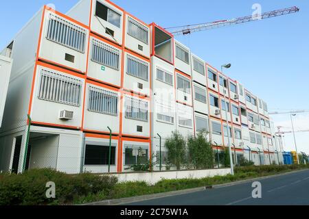 Vorgefertigte modulare Büros. Stapeln von Boxen für Baustelle. Stockfoto