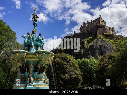 Edinburgh Castle und Ross Fountain Stockfoto