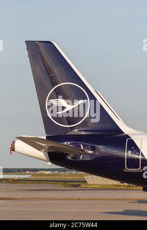 Frankfurt, Deutschland - 27. Mai 2020: Lufthansa Airbus Kran Logo Flugzeug Schwanz Frankfurt Flughafen in Deutschland. Stockfoto