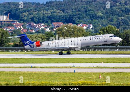 Stuttgart, 9. Juli 2020: SAS Scandinavian Airlines Bombardier CRJ-900 Flugzeug am Flughafen Stuttgart (STR) in Deutschland. Stockfoto