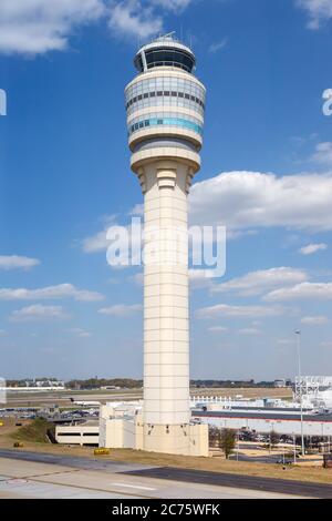 Atlanta, Georgia - 2. April 2019: Tower am Flughafen Atlanta (ATL) in Georgia. Stockfoto