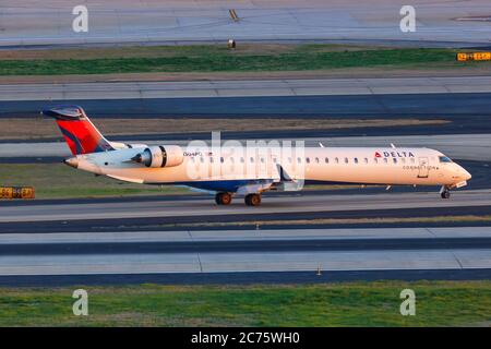 Atlanta, Georgia - 2. April 2019: Delta Connection Endeavour Air Bombardier CRJ-900 Flugzeug am Flughafen Atlanta (ATL) in Georgia. Stockfoto