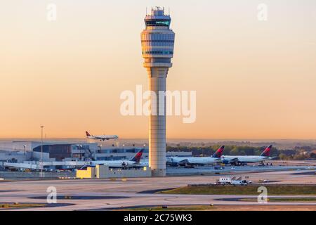 Atlanta, Georgia - 3. April 2019: Tower am Flughafen Atlanta (ATL) in Georgia. Stockfoto