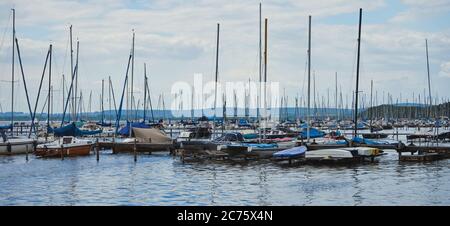 Steinhude, 7. Juni 2020: Viele kleine Segelboote mit Masten ohne Anker an einer Landebahn im Hafen des großen Sees Stockfoto