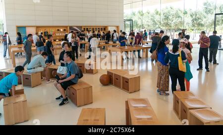 Cupertino, CA, USA - August 2019: Apple Store in Cupertino mit Leuten, die Apple-Produkte, Apple Headquarters Endlosschleife untersuchen Stockfoto