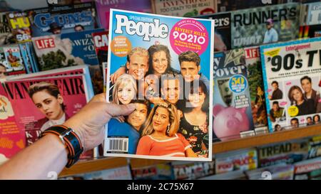 San Francisco, USA - August 2019: Hand hält eine Kopie des People Magazine mit Beverly Hills 9010 TV-Serie auf dem Cover Stockfoto