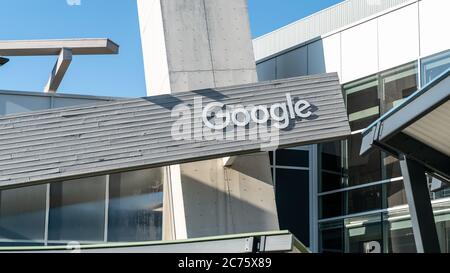 Mountain View, California, USA - August 2019: Google-Zeichen auf einem der Google-Gebäude. Google ist ein amerikanischer multinationaler Konzern spezialisiert Stockfoto