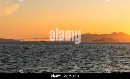 San Francisco, USA - August 2019: Golden Gate Bridge aus der Ferne bei Sonnenuntergang Stockfoto