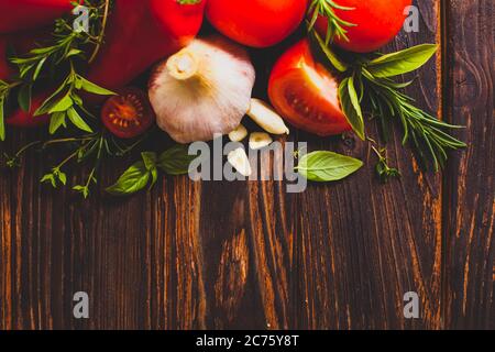 Das frische Gemüse und duftende Kräuter zu einer wunderbaren Sauce zu machen Stockfoto