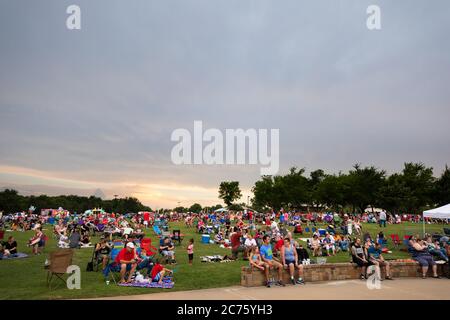 Sherman, TX / USA - 3. Juli 2020: Die 11. Jährliche Lights on the Lake findet am 3. Juli im Pecan Grove Park statt. Stockfoto