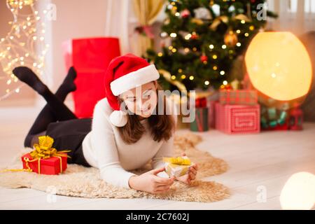 Schöne Teenager-Mädchen Eröffnung ihr weihnachtsgeschenk Stockfoto