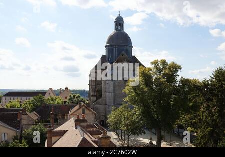 Die Stiftskirche St. Quiriace befindet sich in der Oberstadt Provins. Es wurde im 12. Jahrhundert erbaut. Stockfoto