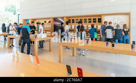 Cupertino, CA, USA - August 2019: Apple Store in Cupertino mit Leuten, die Apple-Produkte, Apple Headquarters Endlosschleife untersuchen Stockfoto