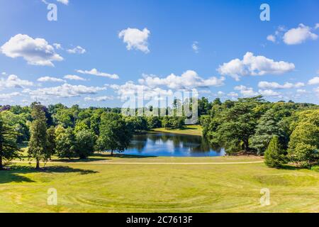 Panoramablick im Sommer an einem sonnigen Tag über Claremont Landscape Garden und seinen See in der Nähe von Esher, Surrey, Südostengland Stockfoto