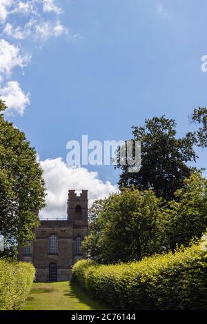 Der Belvedere Tower, der jetzt der Claremont Fan Court School gehört, ist vom Claremont Landscape Garden in der Nähe von Esher, Surrey, Südostengland aus gesehen Stockfoto