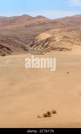 Fernansicht des kreisförmigen Dorfzusammenhaufens der Himba-Stammesvölker, die in der Kunene-Region im Norden Namibias, im Südwesten Afrikas, beheimatet sind Stockfoto