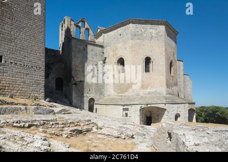 Montmajour,Frankreich-august 14,2016:die Abtei von St. Peter in Montmajour ist ein großes befestigtes Kloster in der Nähe von Arles, Frankreich von Benediktinermönchen gebaut Stockfoto