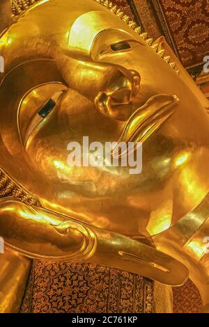 DER LIEGENDE BUDDHA, WAT PHO, BANGKOK, THAILAND - UM 2006. Wat Pho ist ein buddhistischer Tempelkomplex im Phra Nakhon Bezirk, Bangkok, Thailand. Stockfoto